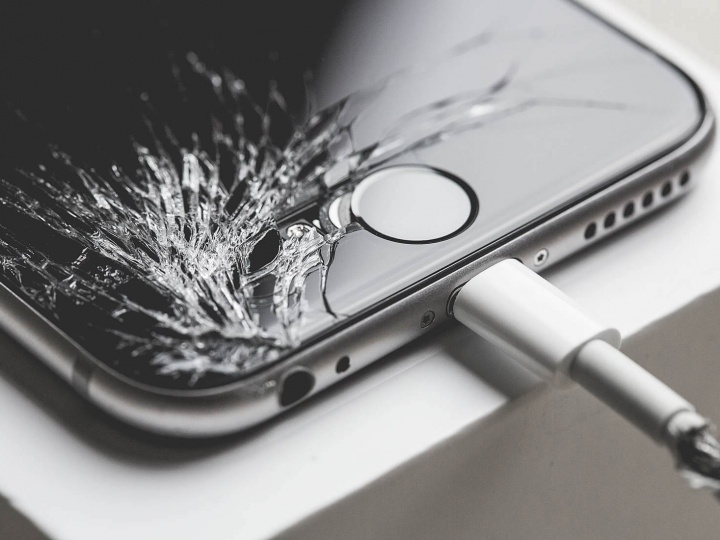 brocken_iphone