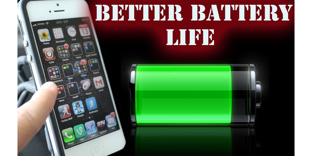 باتری آیفون ۵ اپل در کنار آیکون باتری پر، جمله batter battery life در بالای آنها دیده میشود