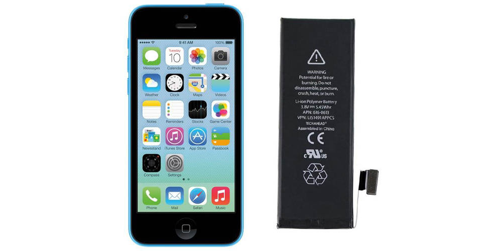 باتری آیفون ۵ سی در کنار گوشی iPhone 5c