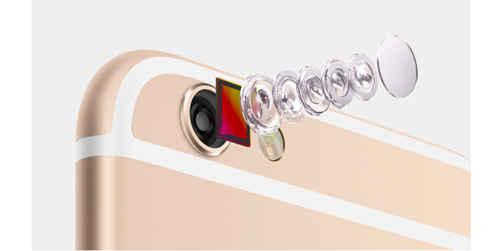 لنز دوربین آیفون 6 با جزئیات در پس زمینه سفید رنگ نمایش داده شده است