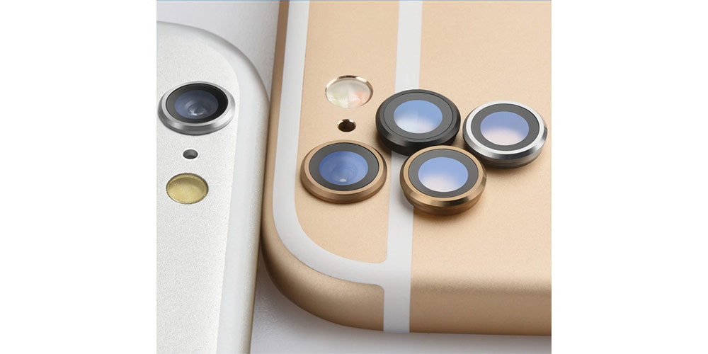 دو موبایل آیفون 6 به رنگ سفید و طلایی در کنار هم قرار دارند و بر روی نمونه طلایی 3 لنز دوربین پشت آیفون 6 قرار دارد
