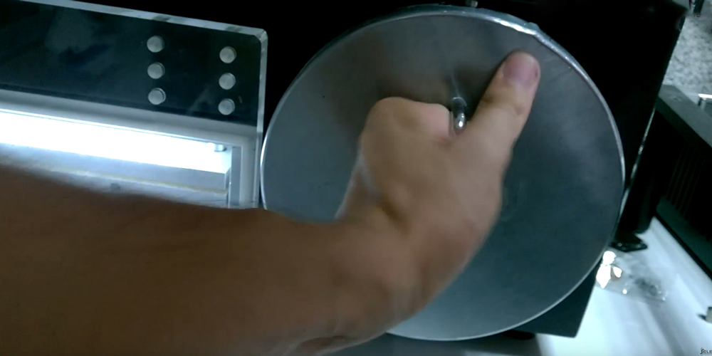 ال سی دی داخل دستگاه اتوکلاو قرار داده می شود