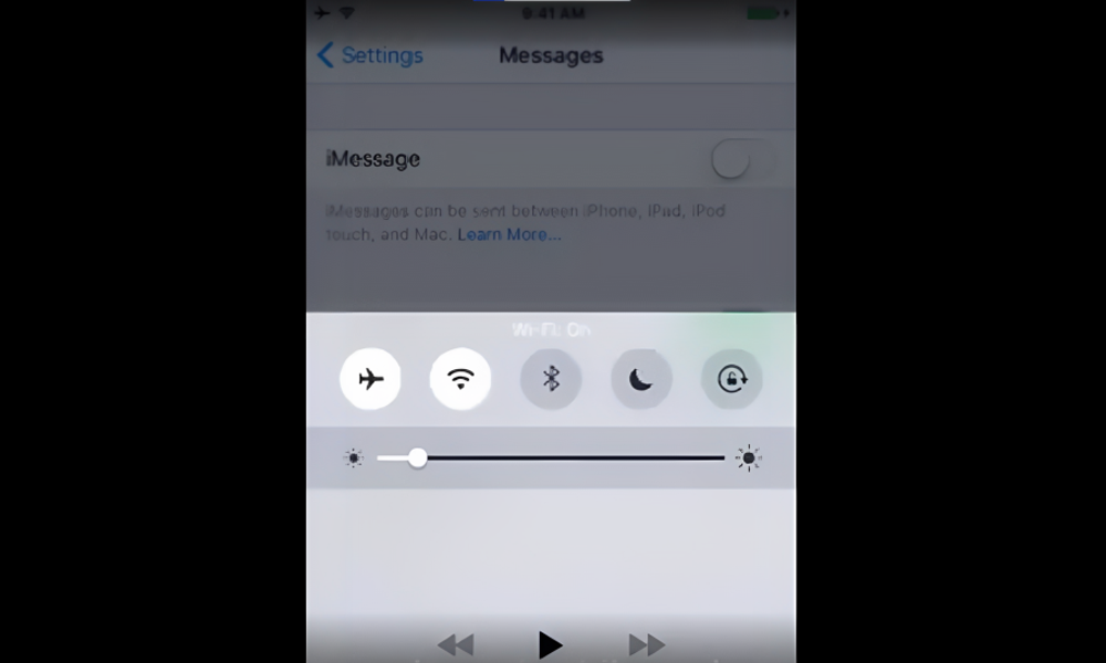 گوشی خود را روی حالت هواپیما قرار دهید و سپس وای فای آیفون خود را روشن کنید.