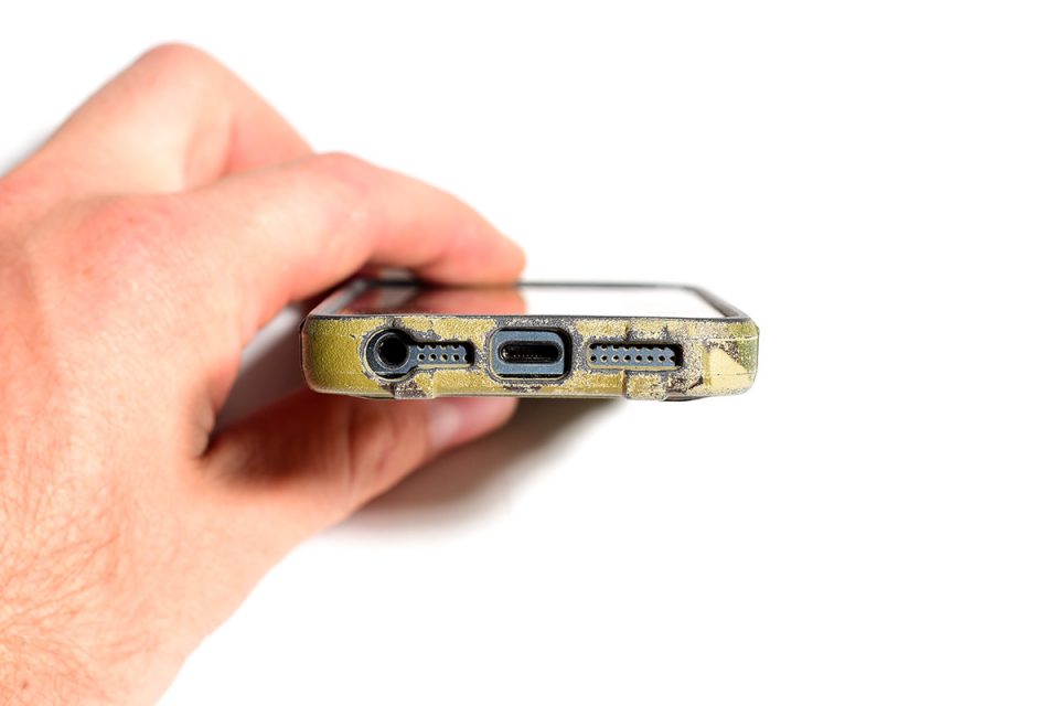 پورت آسیب دیده ی گوشی به دلیل استفاده نادرست