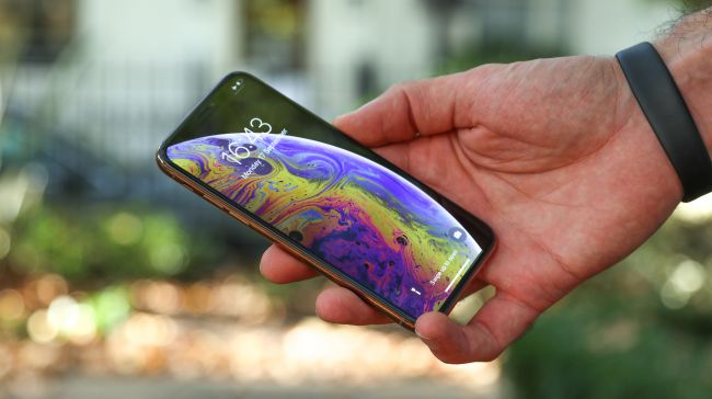 نمایی از iPhone XS در دست کاربر