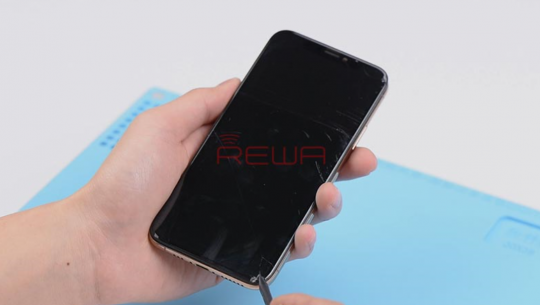 تعویض شیشه ی شکسته iPhone XS