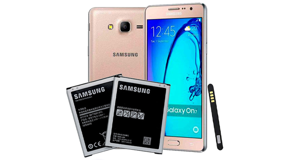 دو موبایل Samsung Galaxy On7 در کنار باتری های Samsung Galaxy On7