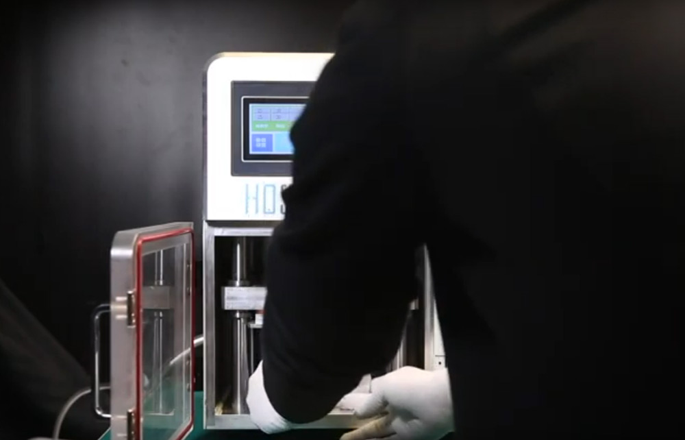 مرد ال سی دی S10 سامسونگ را در دستگاه لمینت می گذارد تا گلس تازه نصب شده روی تاچ ال سی دی پرس شود