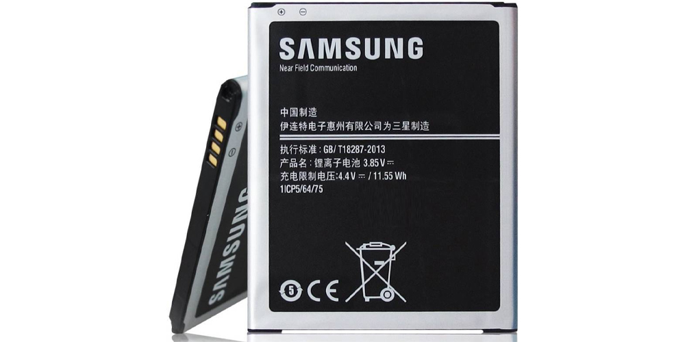 باتری Samsung Galaxy On7 در پس زمینه سفید رنگ