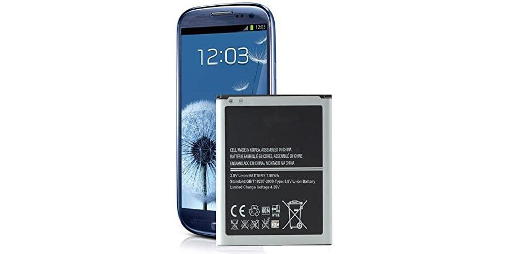 باتری موبایل سامسونگ S3 Neo در کنار گوشی گلکسی اس 3 نئو در پس زمینه سفید رنگ