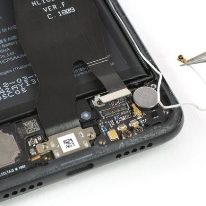 کابل منعطف پورت شارژ را از مادربورد ثانویه جدا کنید کابل منعطف پورت شارژ را از مادربورد ثانویه جدا کنید