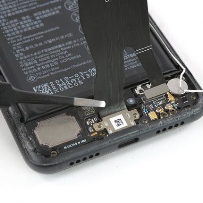کابل اتصال شامل پورت شارژ را جدا کنید کابل اتصال شامل پورت شارژ را جدا کنید