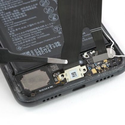 کابل اتصال شامل پورت شارژ را جدا کنید کابل اتصال شامل پورت شارژ را جدا کنید