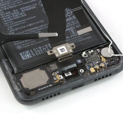کابل اتصال شامل پورت شارژ را جدا کنید کابل اتصال شامل پورت شارژ را جدا کنید