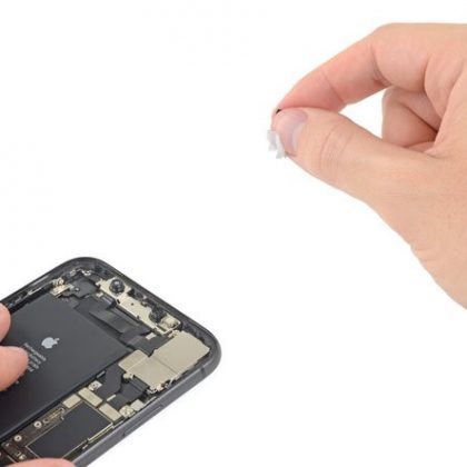 سه نوار چسب در لبه بالا را نیز بردارید