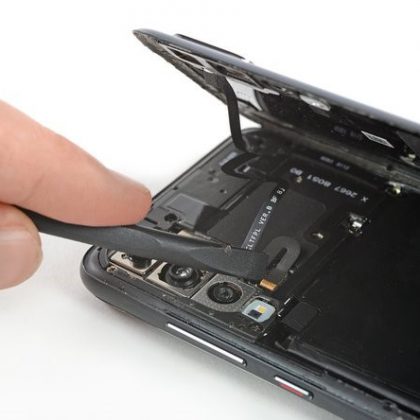 کانکتور کابل منعطف سنسور مجاورتی را از سوکتش جدا کنید