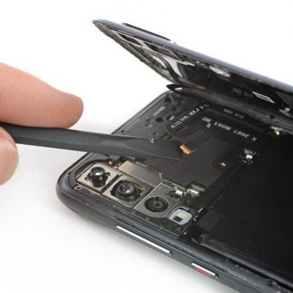 کانکتور کابل منعطف سنسور مجاورتی را از سوکتش جدا کنید