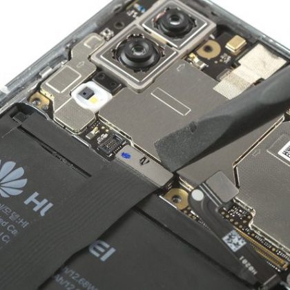 کانکتور کابل منعطف صفحه نمایش را از سوکتش جدا کنید