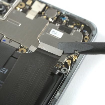 کانکتور کابل منعطف اصلی را از مادربورد جدا کنید