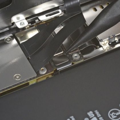 اتصال باتری را جدا کنید در آیفون ۱۱ اتصال باتری را جدا کنید در آیفون ۱۱
