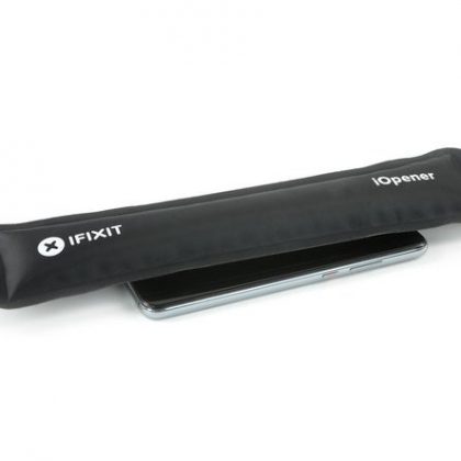 حرارت دهید و چسب زیر باتری را شل کنید.