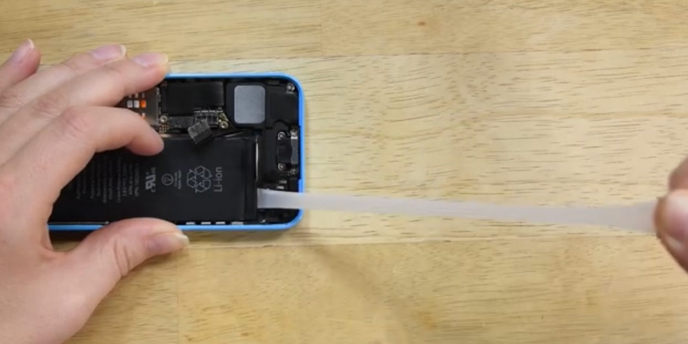 نحوه جدا کردن چسب زیر باتری گوشی iPhone 5s