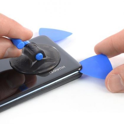 کاردک را در گوشه پایین وارد کنید