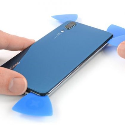 کاردک را در گوشه راست بالای گوشی وارد کنید