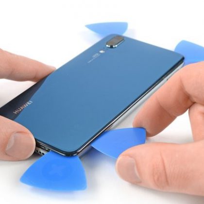 کاردک را در گوشه راست بالای گوشی وارد کنید