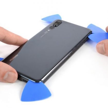 کاردک را در گوشه راست بالای گوشی وارد کنید