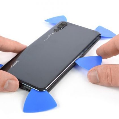 کاردک را در گوشه راست بالای گوشی وارد کنید