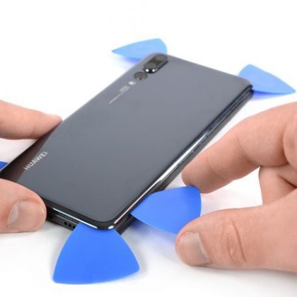 کاردک را در گوشه راست بالای گوشی وارد کنید