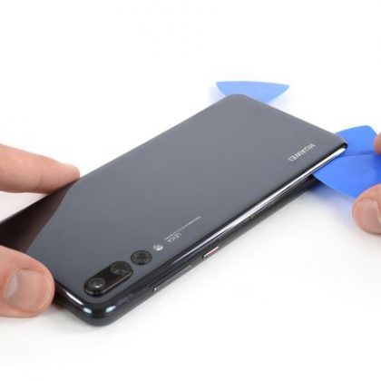 کاردک را در پایین گوشه سمت چپ وارد کنید