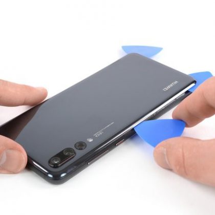 کاردک را در پایین گوشه سمت چپ وارد کنید