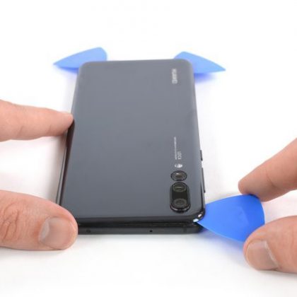 کاردک را در پایین گوشه سمت چپ وارد کنید