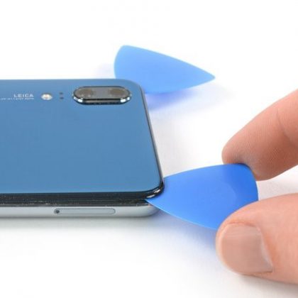 کاردک را در گوشه بالا سمت چپ گوشی وارد کنید و چسب ها را جدا کنید