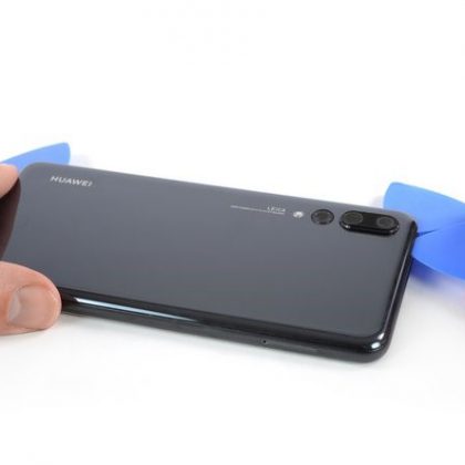 کاردک را در گوشه بالا سمت چپ گوشی وارد کنید و چسب ها را جدا کنید