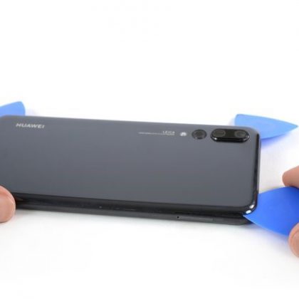 کاردک را در گوشه بالا سمت چپ گوشی وارد کنید و چسب ها را جدا کنید