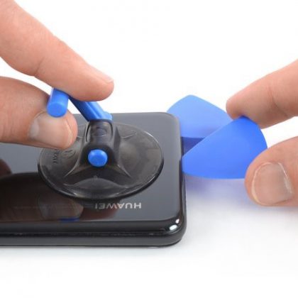 کاردک را در گوشه پایین وارد کنید