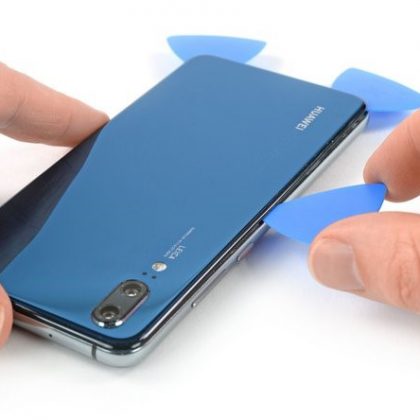 کاردک را در پایین گوشه سمت چپ وارد کنید