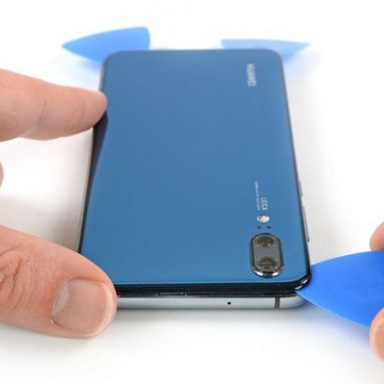 کاردک را در پایین گوشه سمت چپ وارد کنید