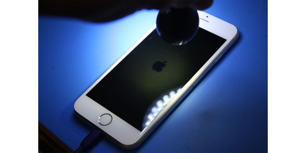 بک لایت iPhone 6 Plus خراب شده و لوگوی اپل در ال سی دی گوشی تنها در زیر نور شدید قابل مشاهده است