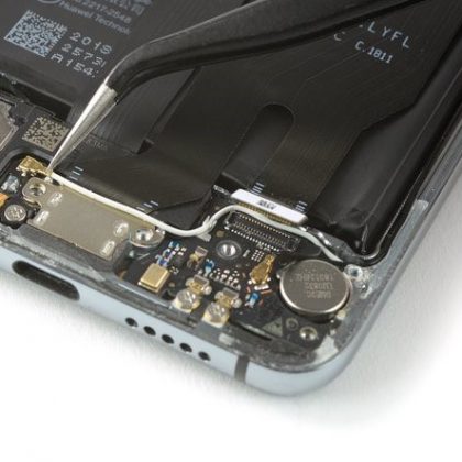 کابل کواکس سفید را از گیره های فلزی روی مادربورد ثانویه بیرون بکشید