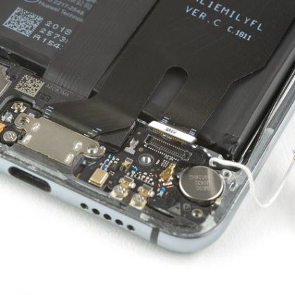 کابل کواکس سفید را از گیره های فلزی روی مادربورد ثانویه بیرون بکشید