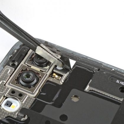 نوار چسب مشکی درکنار دوربین عقب روی کاور مادربورد را بردارید