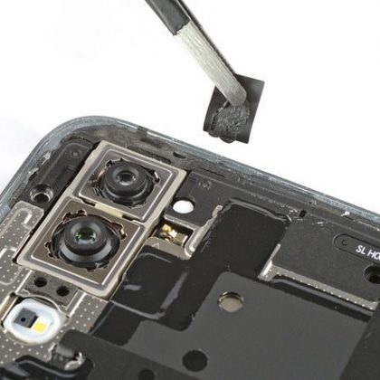 نوار چسب مشکی درکنار دوربین عقب روی کاور مادربورد را بردارید