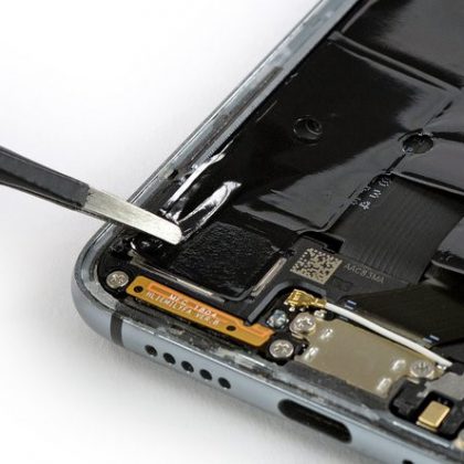 فویل مشکی در سمت پایین روی بلندگو را بردارید