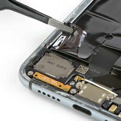 فویل مشکی در سمت پایین روی بلندگو را بردارید