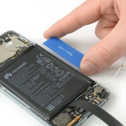 لبه راست باتری را اهرم کنید