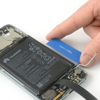 لبه راست باتری را اهرم کنید